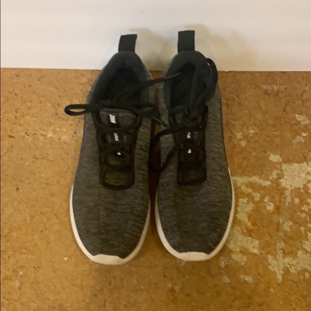 Black nike sneakers size 5.5